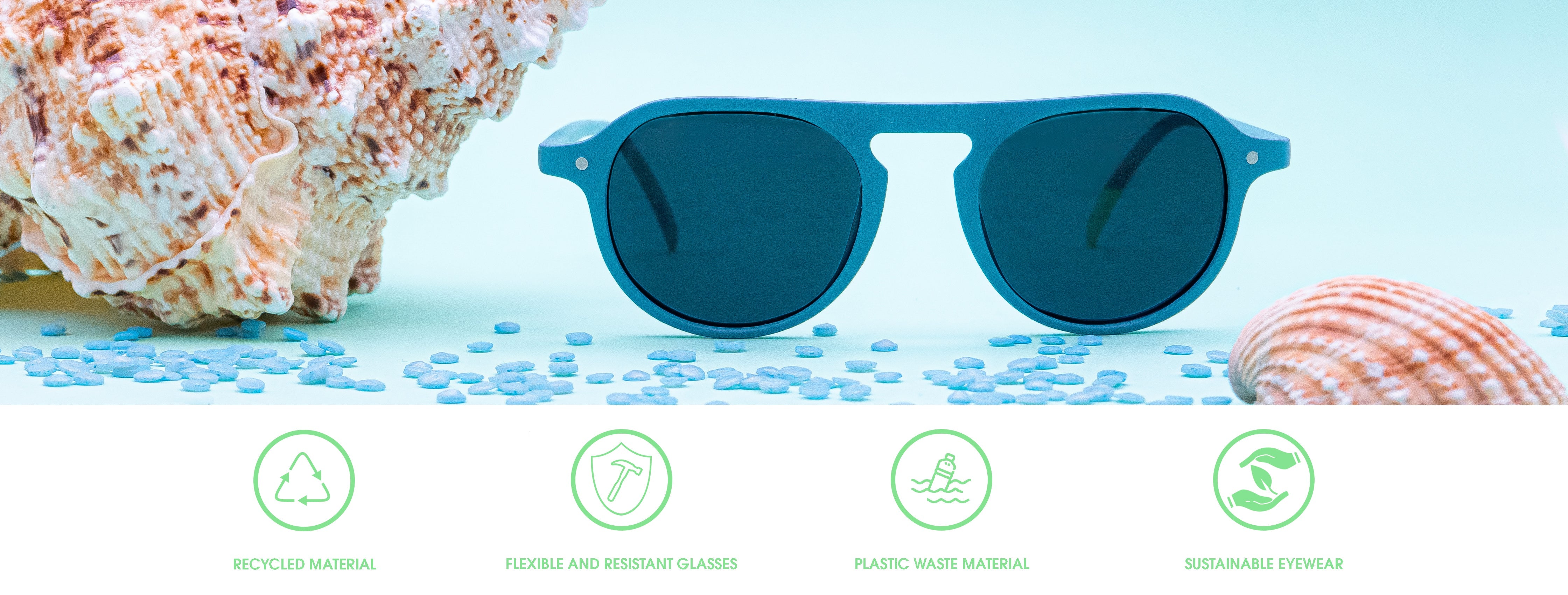 Photographie d'une monture OCEAN entourée de coquillages et de granules de plastique. Quatre mentions sous cette photographie : "Matériaux recyclés", "Lunettes souples et résistantes", "Matériaux issus de déchets plastiques" et "Lunettes durables".