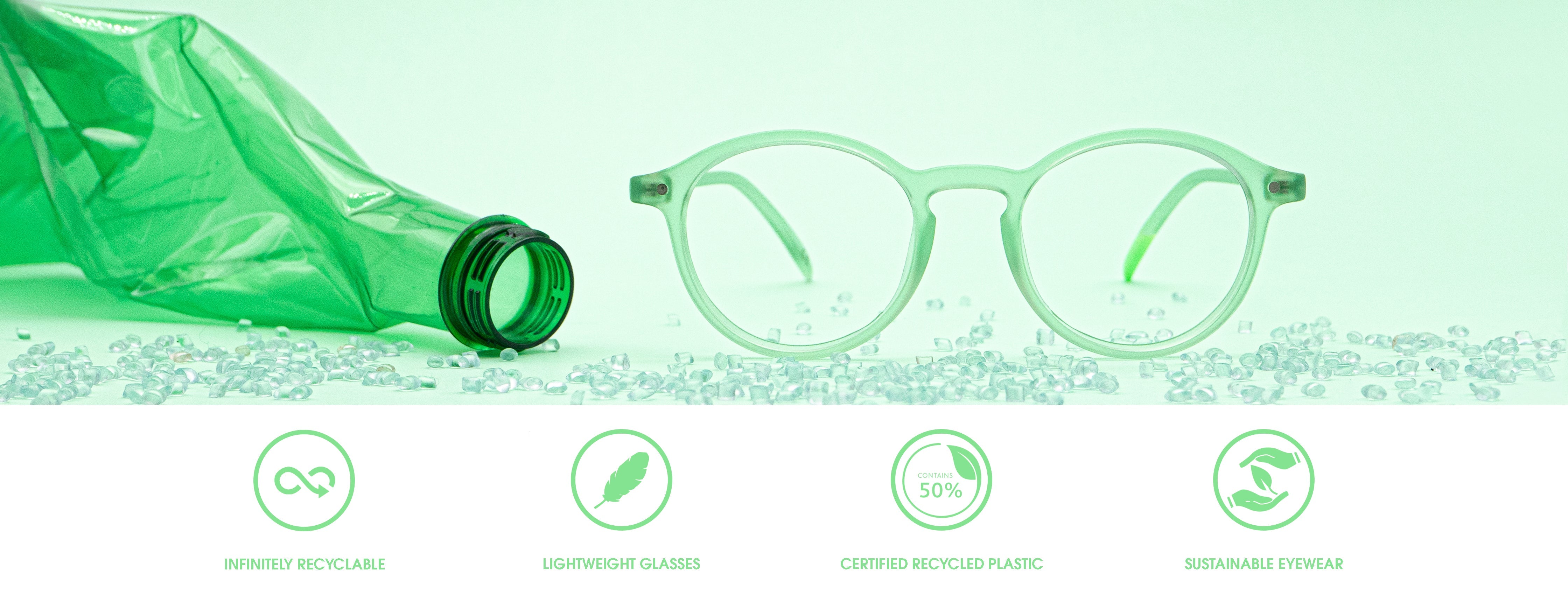 Photographie d'une monture INFINITY entourée d'une bouteille en plastique et de granules de plastique. Quatre mentions sous cette photographie : "Infiniment recyclable", "Lunettes légères", "Certifié plastique recyclé" et "Lunettes durables".