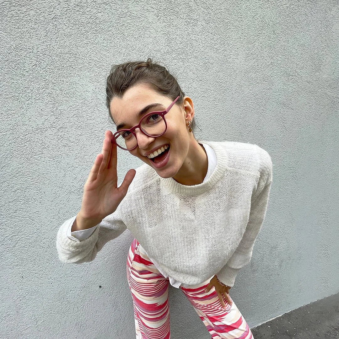 Photographie d'un modèle féminin portant la monture optique Andaman couleur Framboise..