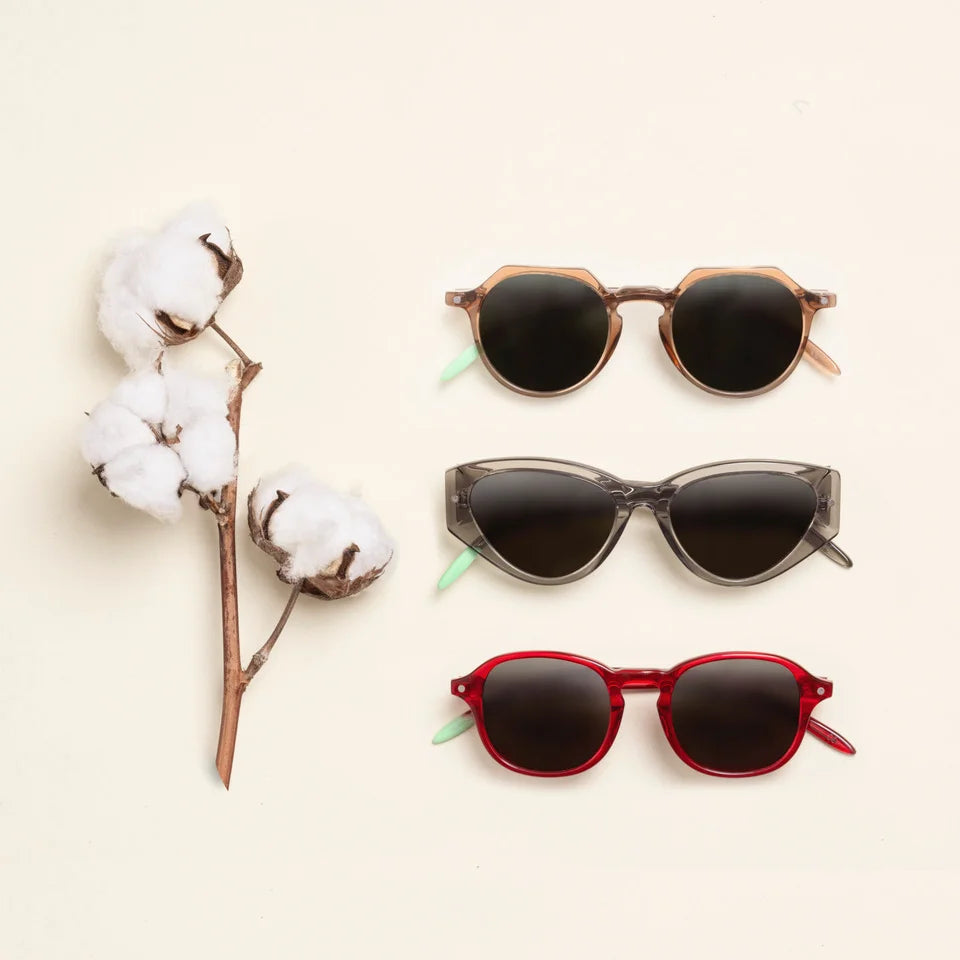 Photographie de trois montures ORGANIC placées les unes en dessous des autres. À gauche, nous retrouvons du coton.