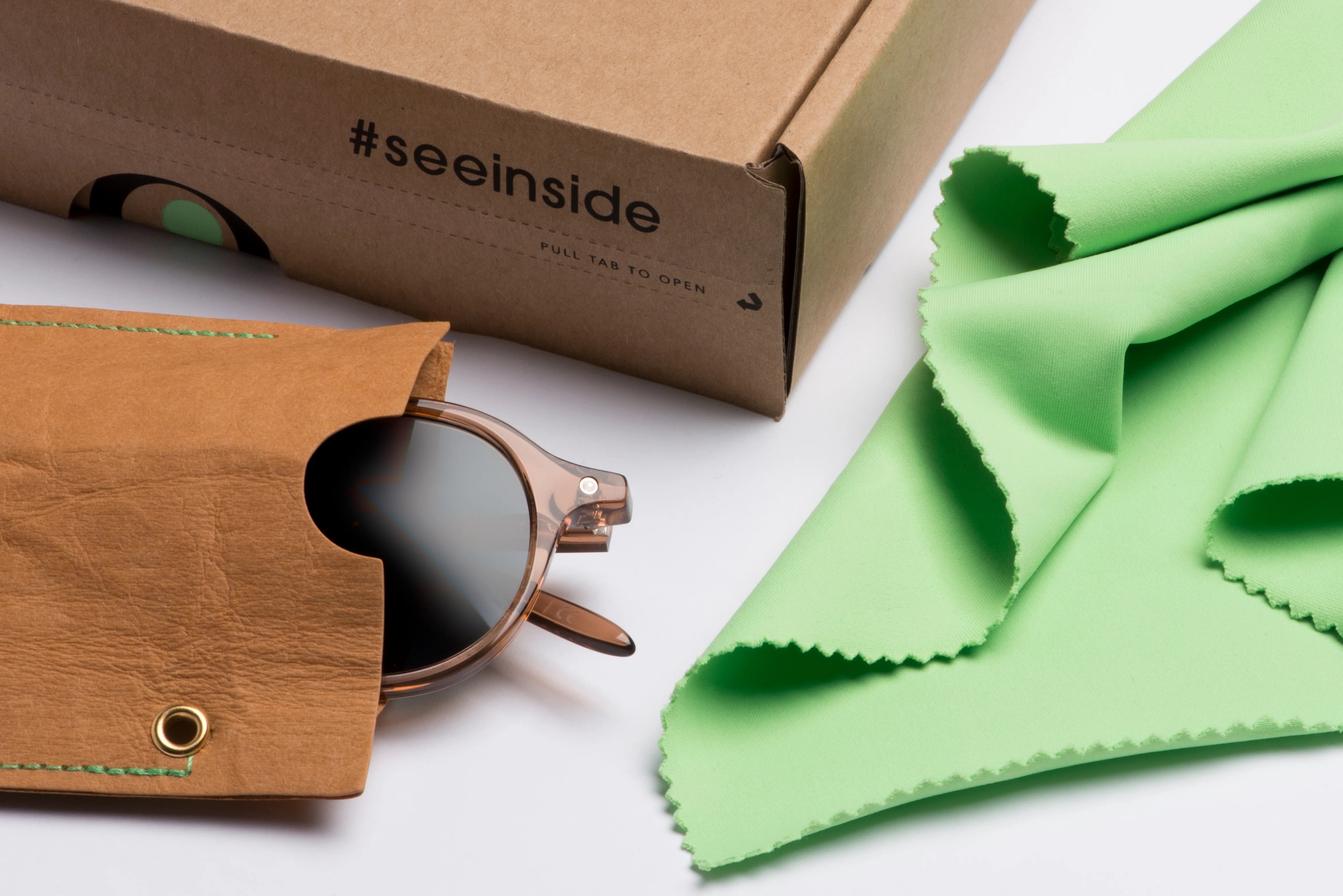 Photographie du packaging Otaaki™. Nous y retrouvons une monture entourée de son étui, de sa boîte d'expédition et de sa chiffonnette en microfibre.