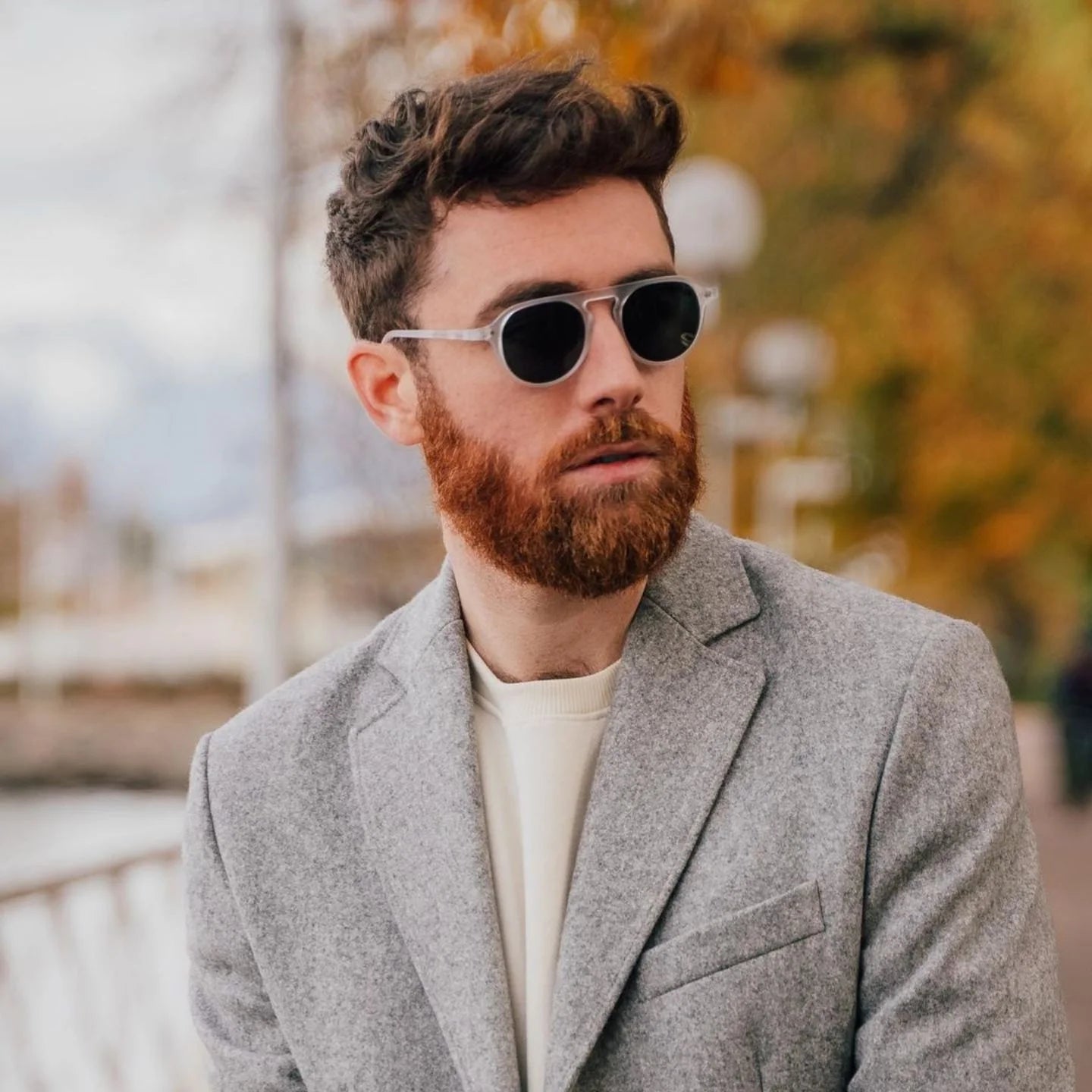 Photographie d'un modèle masculin portant la monture solaire Ralyn couleur Cristal.