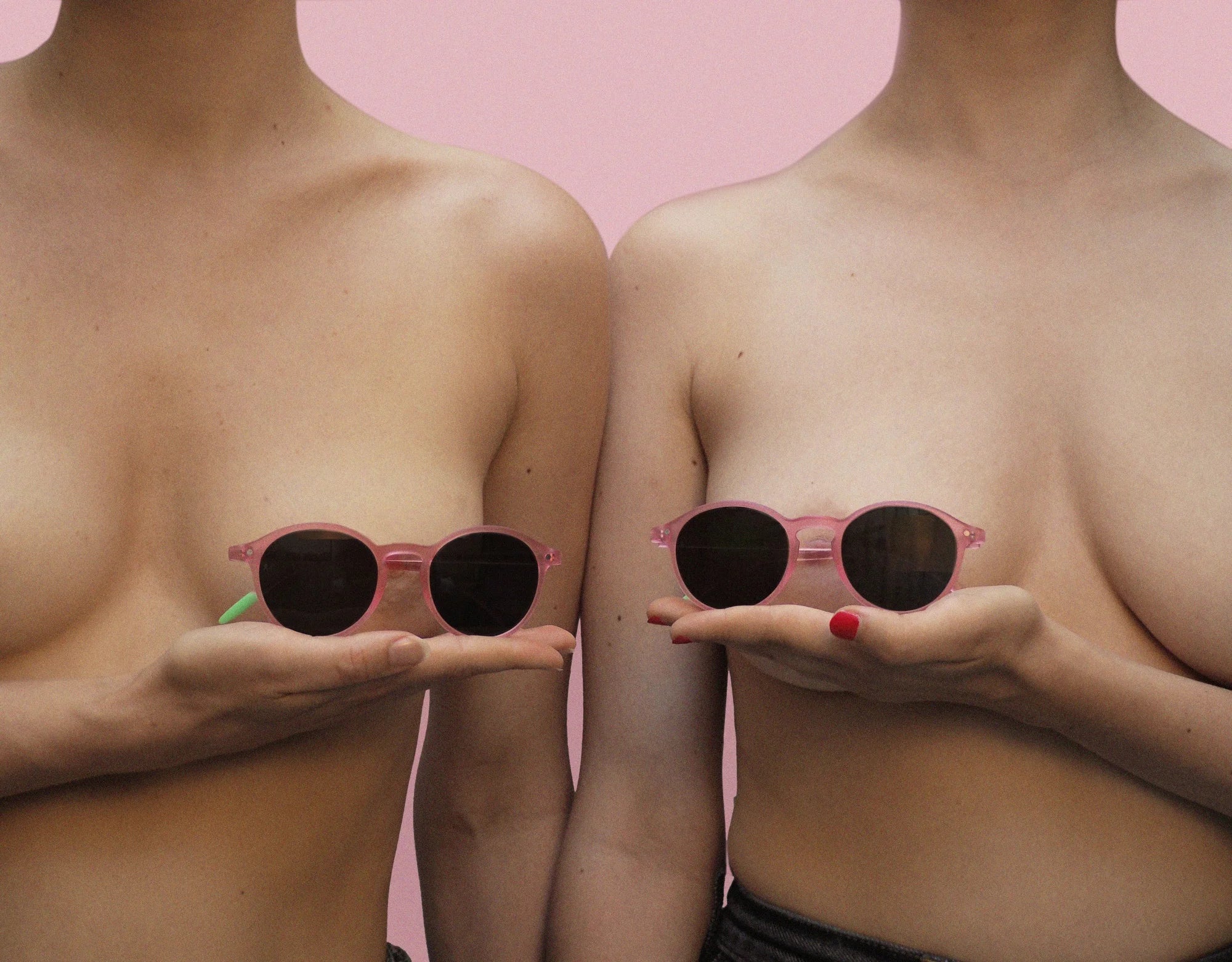 Photographie de deux montures solaires La Vue En Rose portée par deux modèles féminin. Les montures couvrent les poitrines des deux modèles.